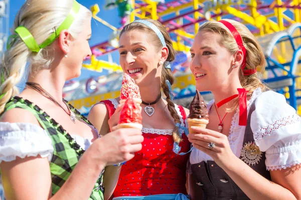 Φίλοι τρώγοντας μαλακό πάγο στο Oktoberfest — Φωτογραφία Αρχείου