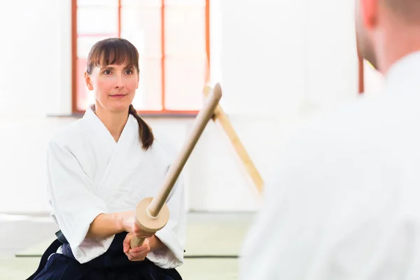 Muž a žena mají Aikido meč boj — Stock fotografie