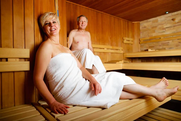 Senioři v relaxační sauna — Stock fotografie