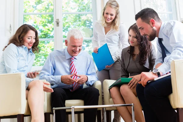 Mujeres y hombres de negocios que tienen presentación en la oficina — Foto de Stock