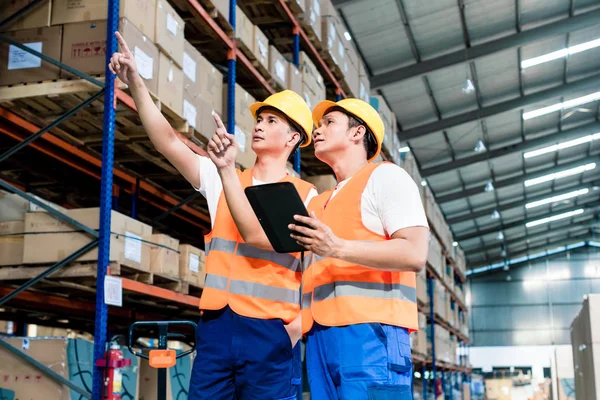 Travailleurs dans un entrepôt logistique — Photo