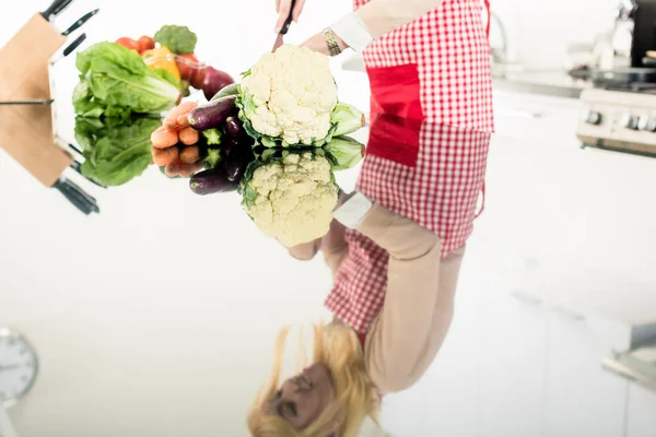 Spiegelbild der asiatischen Frau beim Kochen — Stockfoto