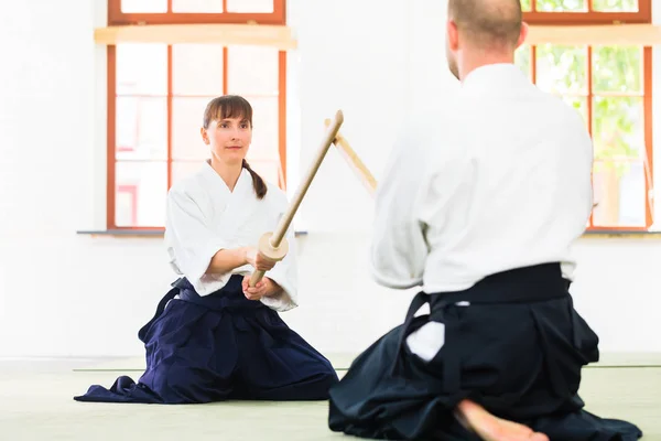 Uomo e donna che hanno Aikido spada lotta — Foto Stock