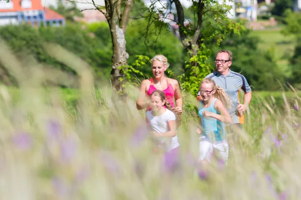 Correr en familia para mejorar la forma física en verano — Foto de Stock