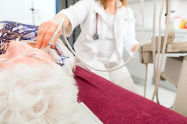 Arts bestuderen senior patiënt met ultrasone — Stockfoto