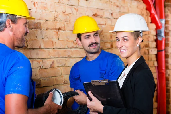 Trabajadores y gerente hablando — Foto de Stock