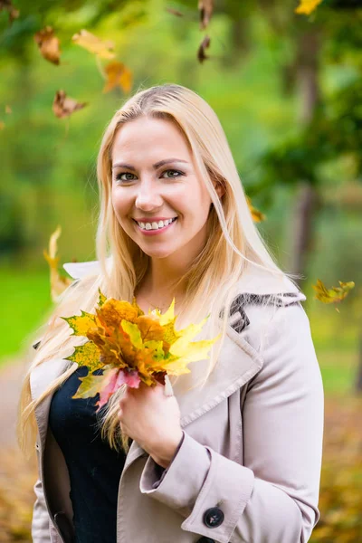 Kvinna i höst eller falla med färgglada bladverk — Stockfoto