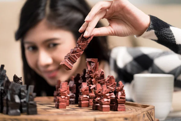 Indonesische Frau beim Schachspielen — Stockfoto