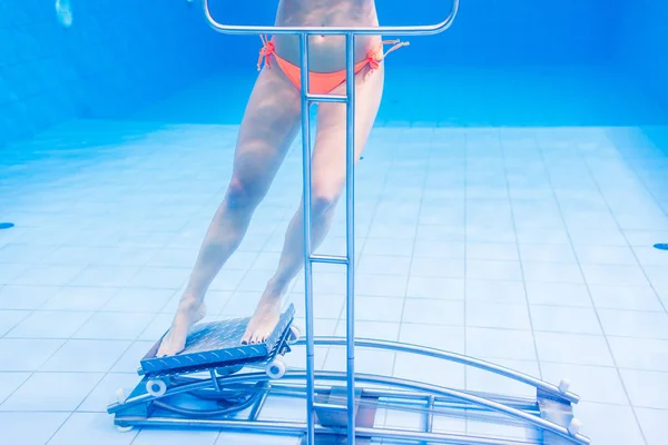 Kvinna i underwater gymnastik terapi — Stockfoto