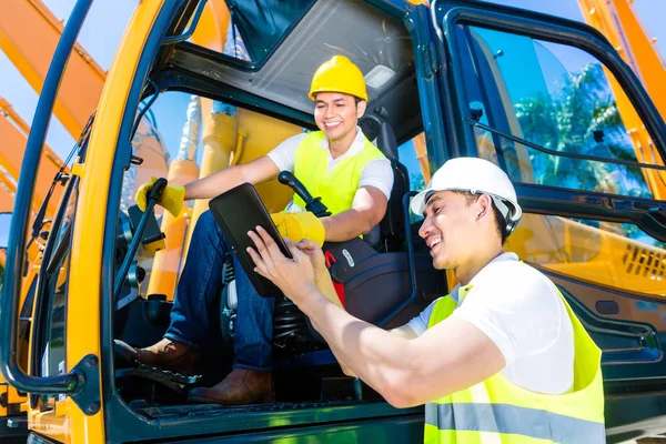 Trabajadores asiáticos en obra — Foto de Stock