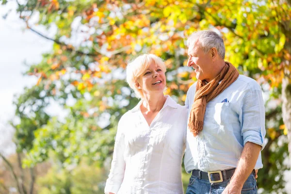 Senior man en vrouw elkaar in liefde te omarmen — Stockfoto
