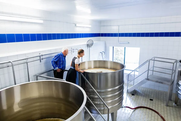 Brewer and woman in beer brewery — Stock Photo, Image