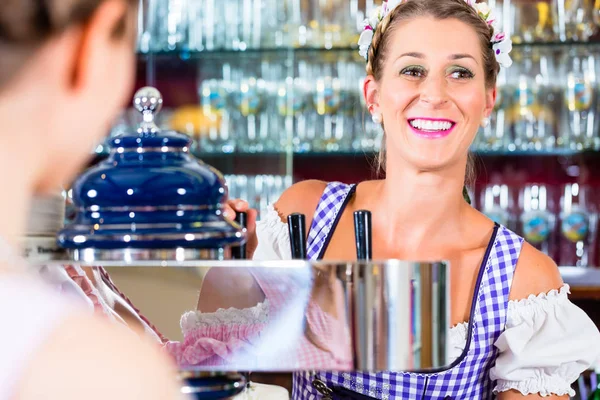 Herbergier in Beierse pub met klanten — Stockfoto