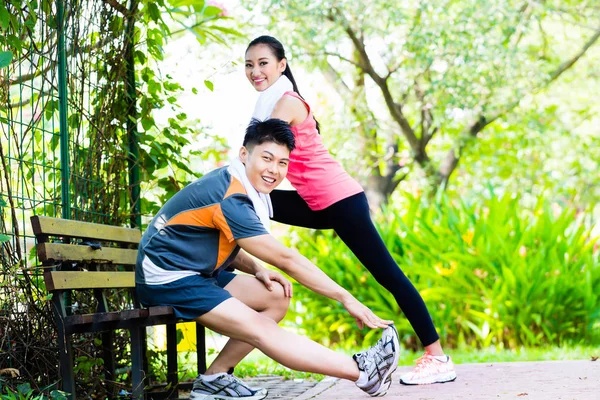 Casal no treinamento de fitness ao ar livre — Fotografia de Stock