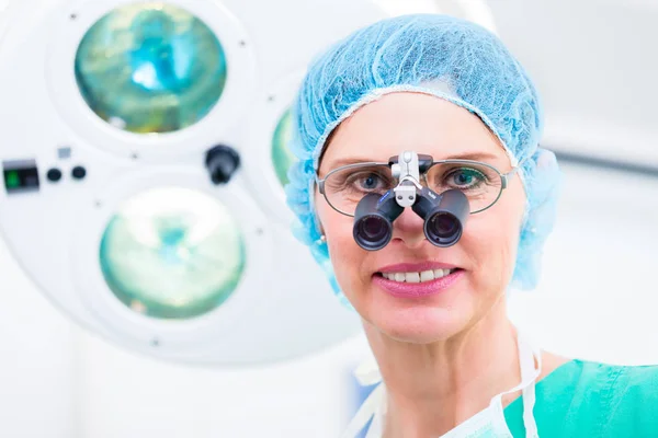 Chirurgien orthopédique avec lunettes spéciales — Photo