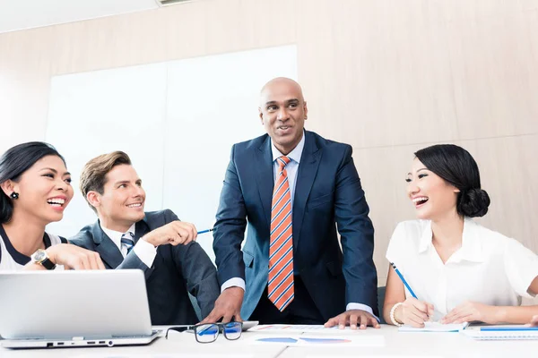 CEO uit te leggen zijn visie in zakelijke bijeenkomst — Stockfoto