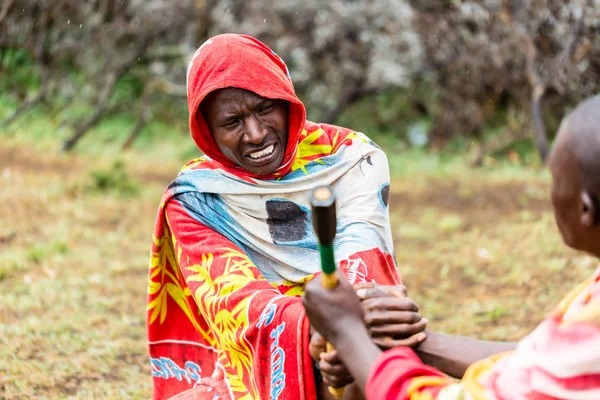 Massai uomini stringendo la mano — Foto Stock