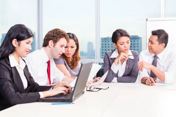 Asian Business Team in Strategy meeting — Stock Photo, Image