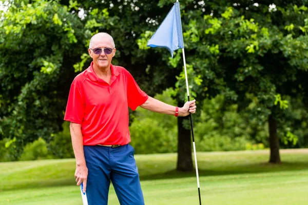 Senior man golfen — Stockfoto