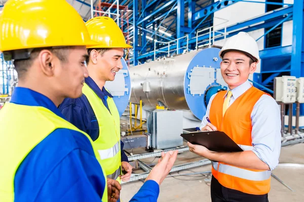 Asiatiska fabriksarbetare och ingenjör som team — Stockfoto