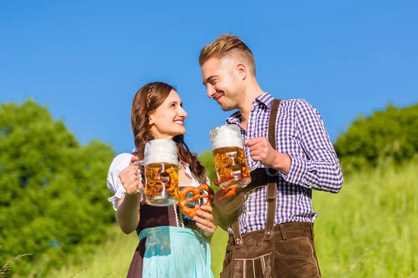 Tyskt par i Tracht — Stockfoto