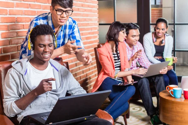 Groep van studenten van de diversiteit — Stockfoto