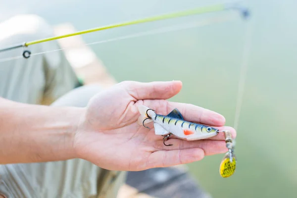 フィッシャーを示す餌や釣り竿でルアー — ストック写真