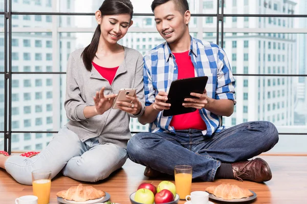 Jeune couple indonésien prenant le petit déjeuner — Photo