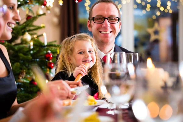 Familjen äter julbord hemma — Stockfoto