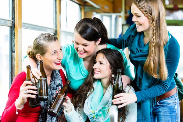 Skupina lidí v tramvajové tyči o pivní slavnost — Stock fotografie