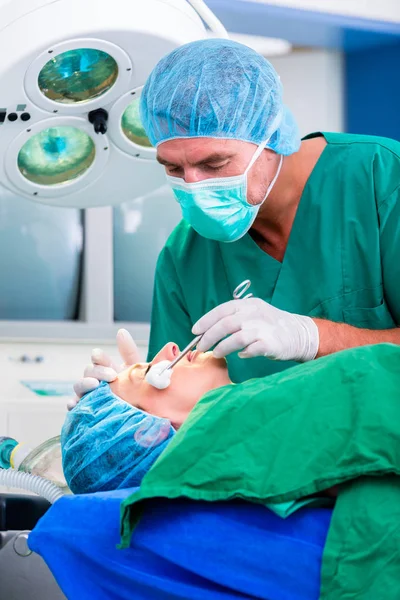 Médecin chirurgien avec patient en salle d'opération — Photo