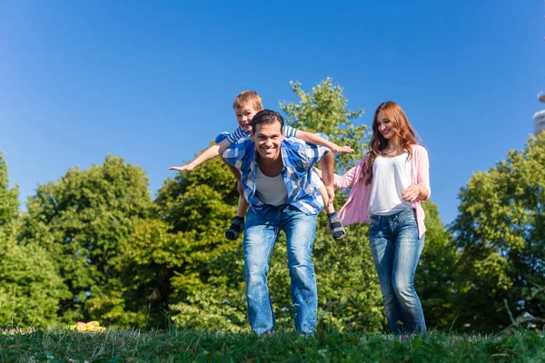 Daddy carrying son piggyback — Stock Photo, Image