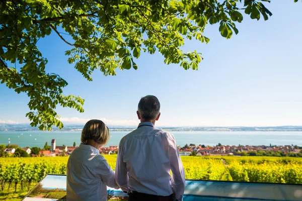 Äldre par njuter utsikten på Bodensee — Stockfoto