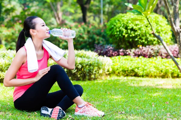 Chinesische Frau trinkt Wasser — Stockfoto