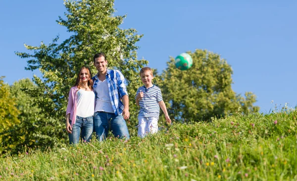 Family playing ball — Stock Photo, Image