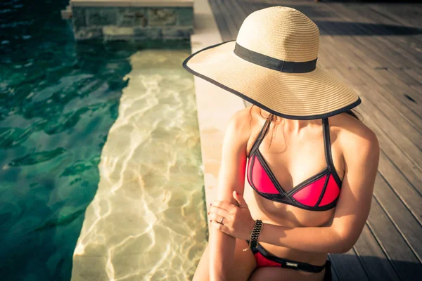 Kobieta w wakacje letnie, siedząc przy basenie — Zdjęcie stockowe