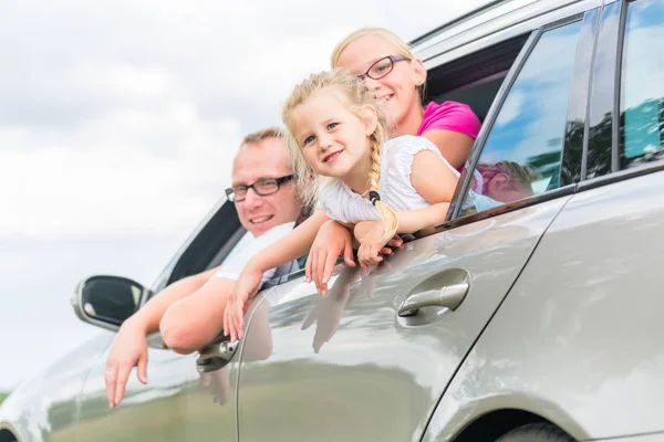 Семейное вождение на автомобиле во время летних каникул — стоковое фото