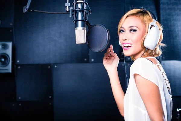Penyanyi Asia memproduksi lagu di studio rekaman — Stok Foto