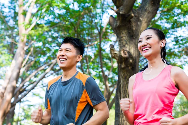 Hombre y mujer corriendo en el parque de la ciudad — Foto de Stock