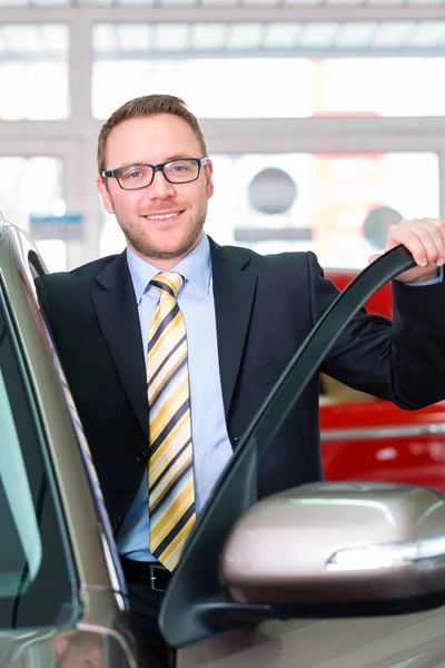 Sprzedawca sprzedaży samochodu — Zdjęcie stockowe