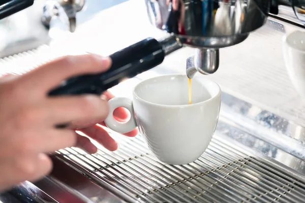 Kvinnlig hand att göra kaffe — Stockfoto
