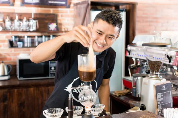 Barista ázsiai kávézóban csöpög a kávé elkészítése — Stock Fotó