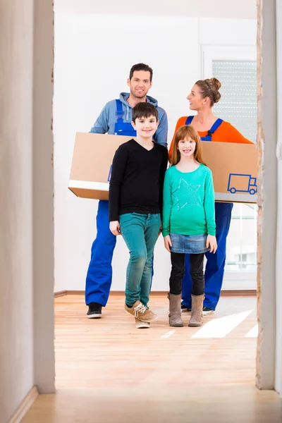 Familia con cajas moviéndose en nuevo hogar —  Fotos de Stock