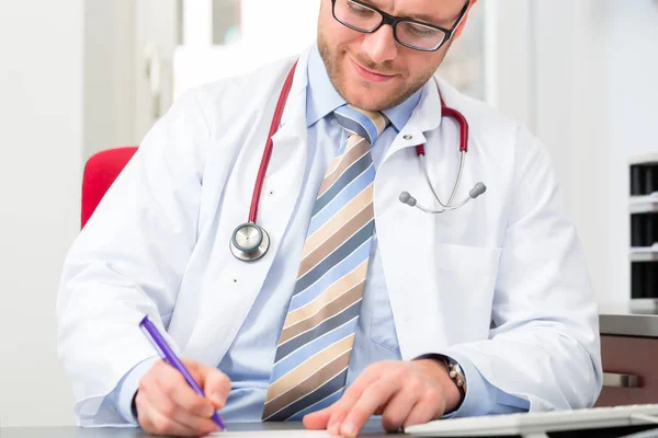 Jovem médico em cirurgia — Fotografia de Stock