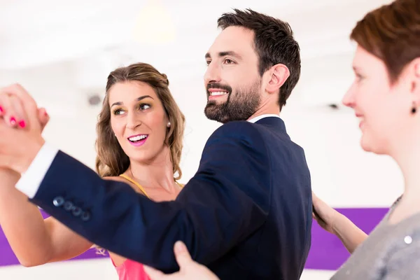 Istruttore in scuola di danza con coppia — Foto Stock