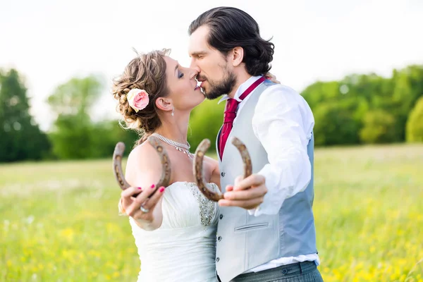 Casal mostrando sapatos de cavalo — Fotografia de Stock