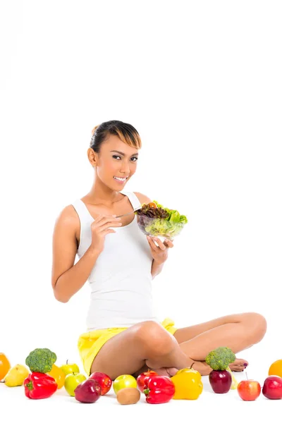 Aziatische vrouw met salade — Stockfoto