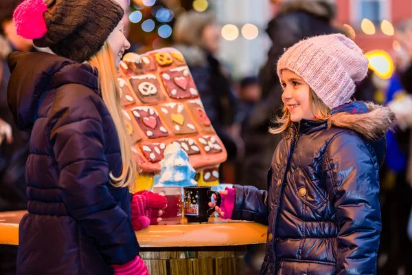 Bambini al mercatino di Natale — Foto Stock