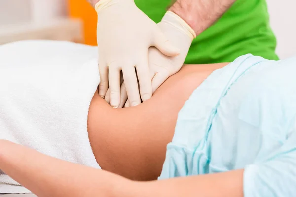 Praticante na terapia do cólon massageando abdômen — Fotografia de Stock