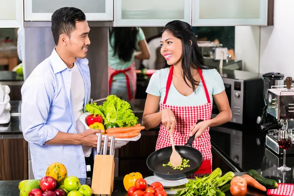Азиатские мужчины и женщины готовят вместе — стоковое фото